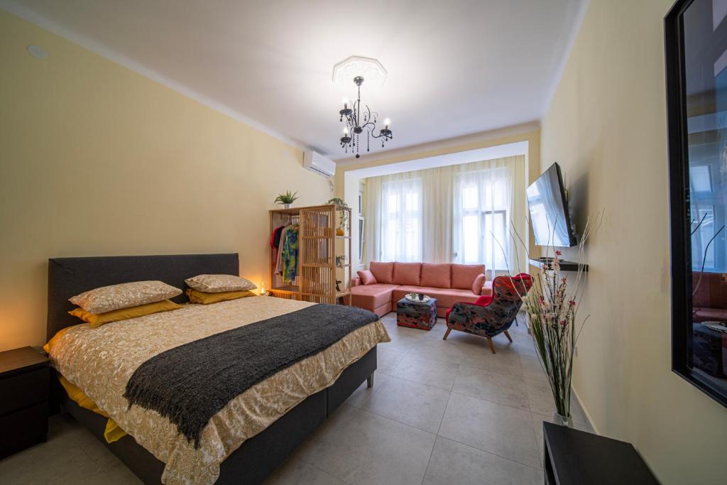 una camera con letto e un soggiorno di Sunlit artist studio a Belgrado