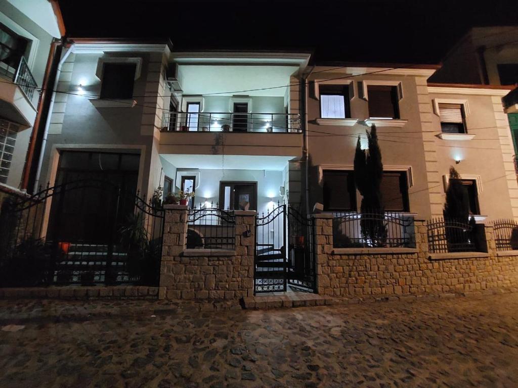 um edifício à noite com as luzes acesas em Guesthouse Kocibelli em Korçë