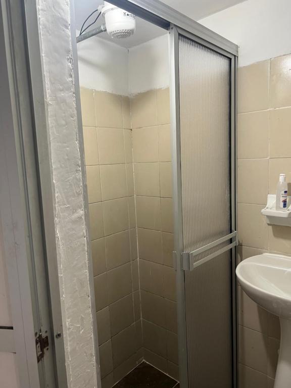 ein Bad mit einer Dusche und einem Waschbecken in der Unterkunft Apartamento la 20 in Pereira