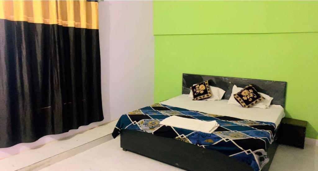 阿里格爾的住宿－OYO Hotel Shubham Palace，一间卧室设有一张床和一个窗口