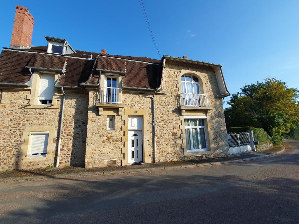 an old brick house on the side of a street at Villa Honorine in Saint-Honoré-les-Bains