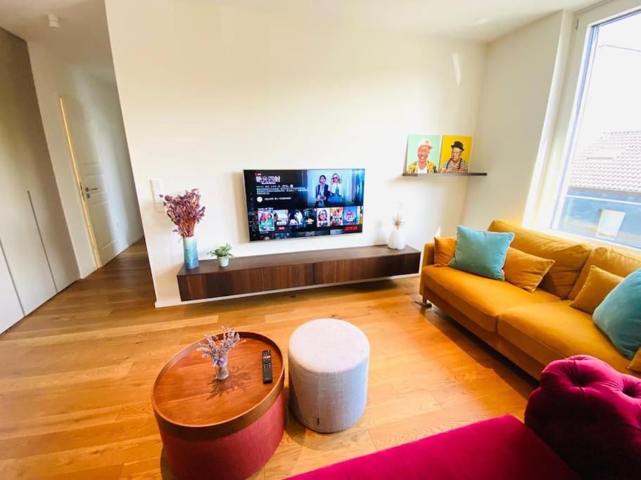 Sala de estar con sofá amarillo y mesa de centro en Luxury 2 bedrooms in Limpertsberg - 61, en Luxemburgo