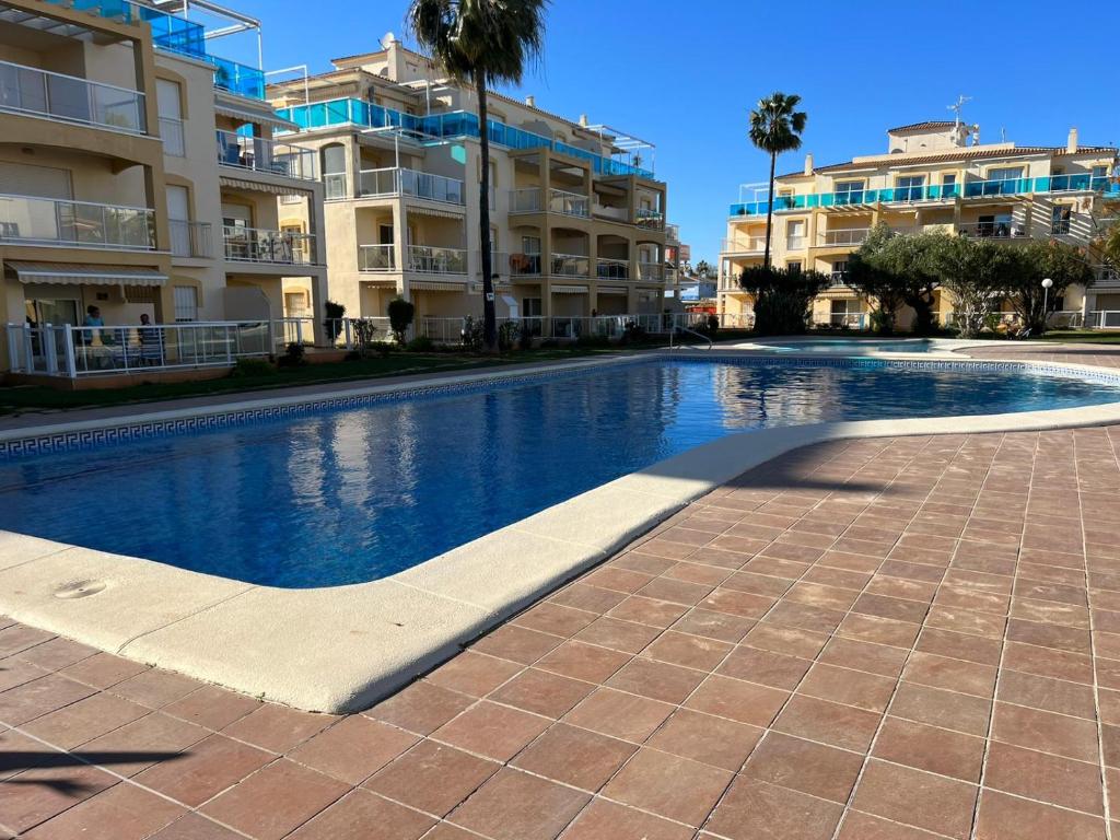 une piscine devant certains immeubles d'habitation dans l'établissement Denia Holiday Service, à Dénia