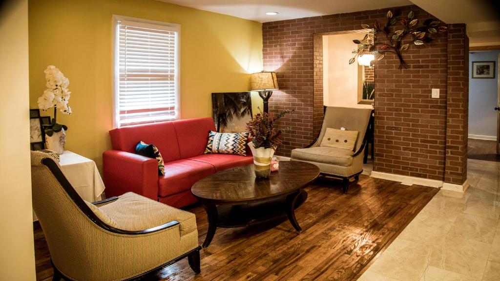 un soggiorno con un divano rosso e un tavolo di Vacation house near downtown DC Free Parking a Washington