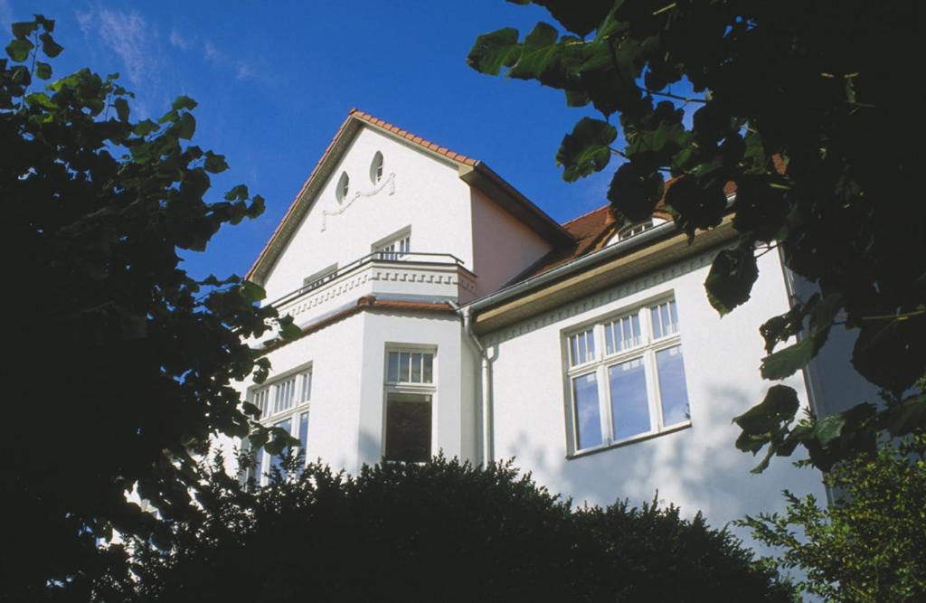 un edificio bianco con una finestra sopra di Villa Daheim - FeWo 06 a Kolpinsee