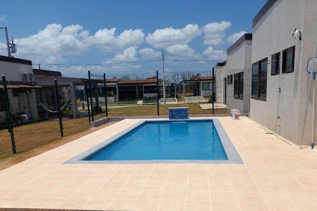 mały basen w ogrodzie obok budynku w obiekcie Tropical Oasis, Verano Inolvidable! 