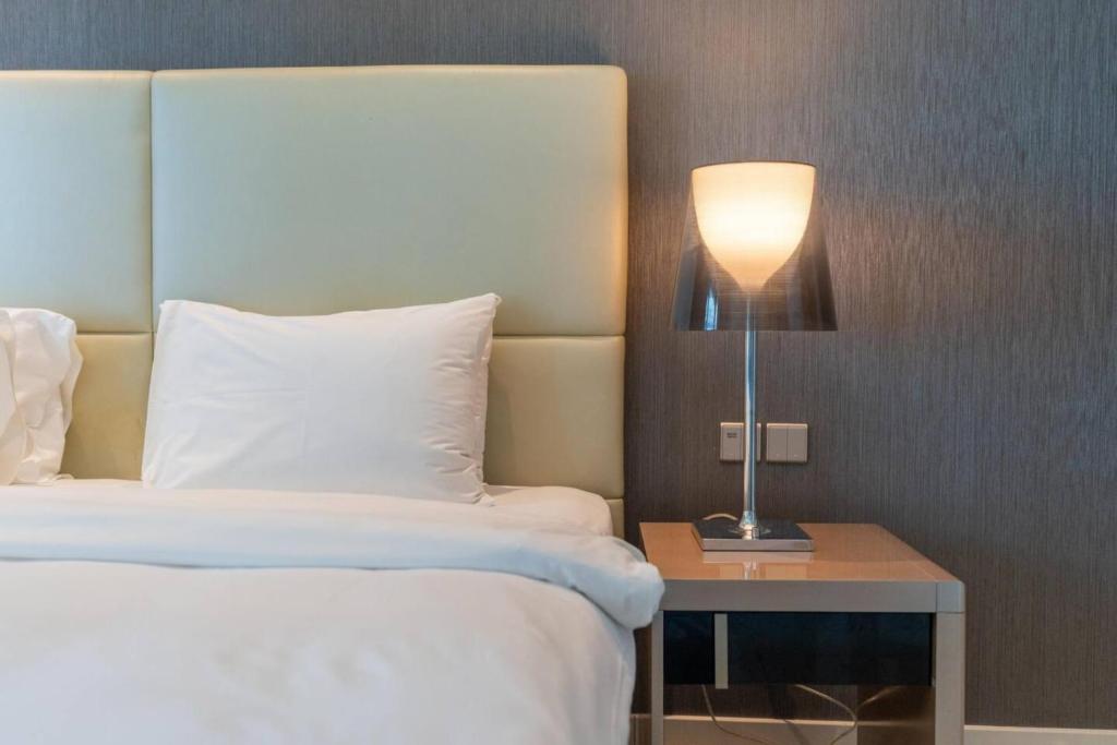 Postel nebo postele na pokoji v ubytování Luxurious 1BD Flat near Burj Khalifa