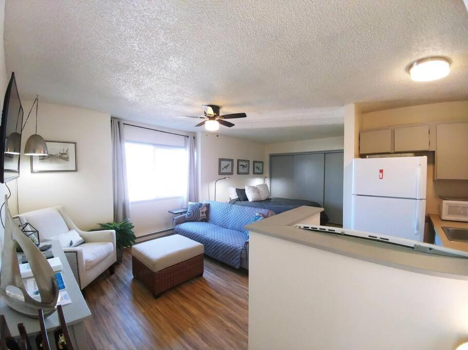 een keuken en een woonkamer met een bank en een koelkast bij Seagull's Nest in the heart of Long Beach in Long Beach