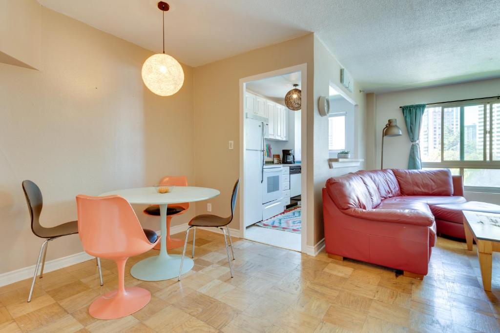 uma sala de estar com um sofá e uma mesa em Downtown Seattle Condo with Rooftop Deck and Views! em Seattle