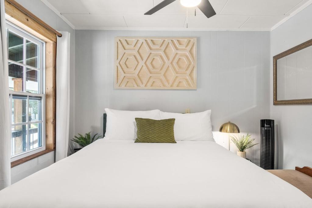 CedarWood Inn - Reina Suite