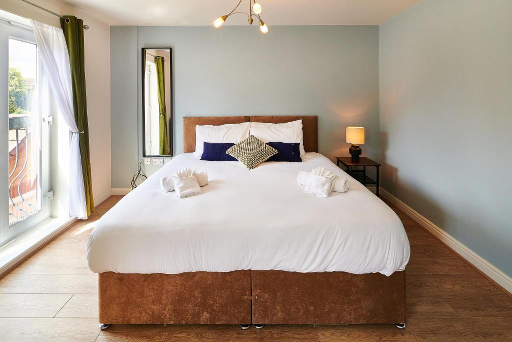 um quarto com uma cama grande com duas almofadas em Spacious 4-bed, 3-bath home perfect for large groups em Tamworth