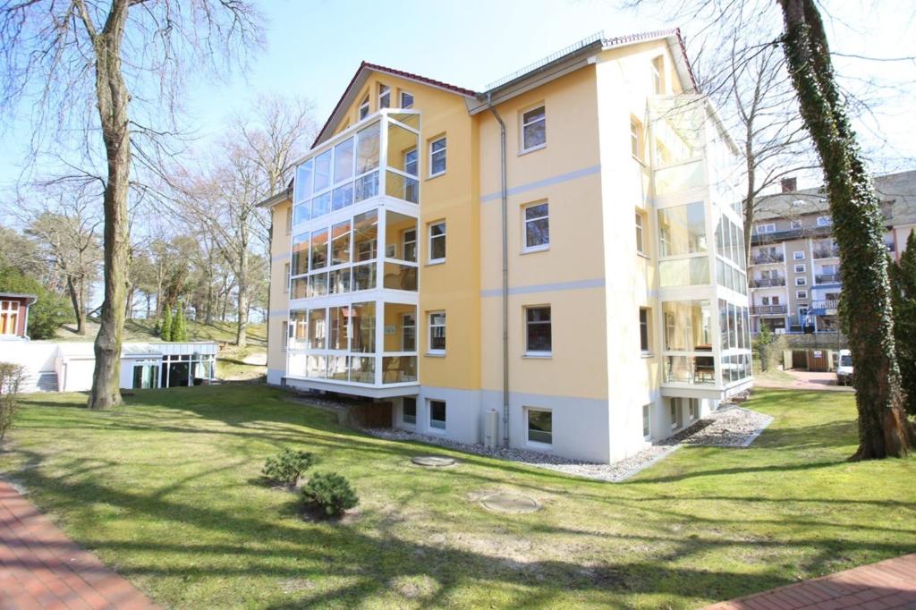 un edificio de apartamentos en un parque con árboles en Ostseepark Waterfront Karavelle Wohnung 3.0 en Heringsdorf