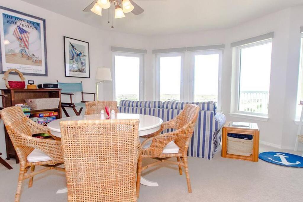 sala de estar con mesa y sillas en Seawatch - Come watch the sea, en Long Beach