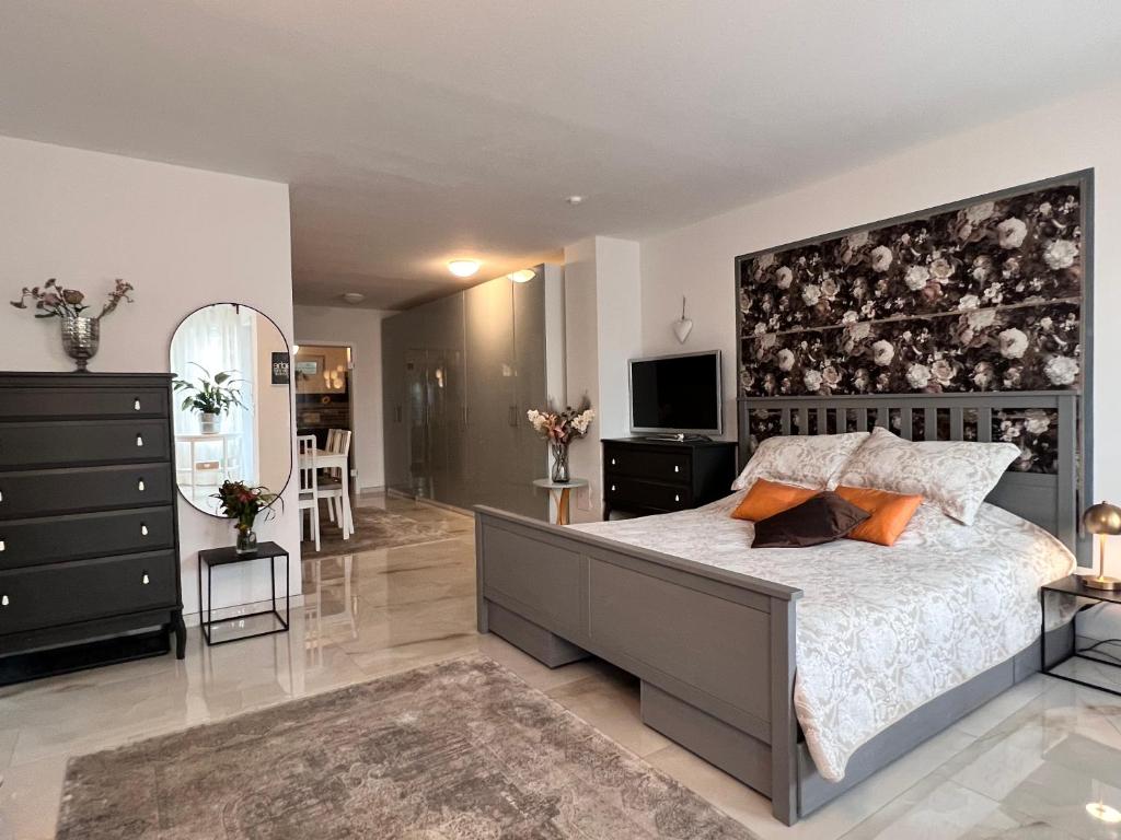 a bedroom with a large bed with a large wall at Exquisite-Suite für Comfort & Gemütlichkeit Parkplatz ,Terrasse, WLAN 