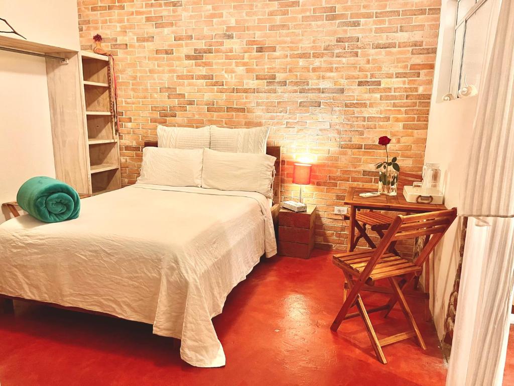 Una cama o camas en una habitación de Habitación #2 a dos cuadras del malecón