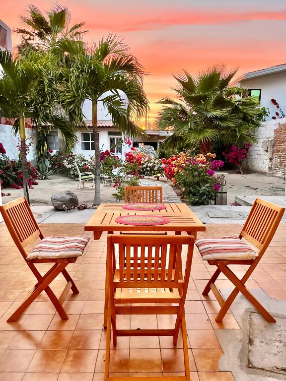 Un jardín fuera de Habitación #2 a dos cuadras del malecón