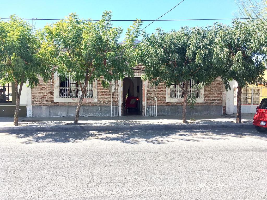 El edificio en el que está la habitación en casa particular