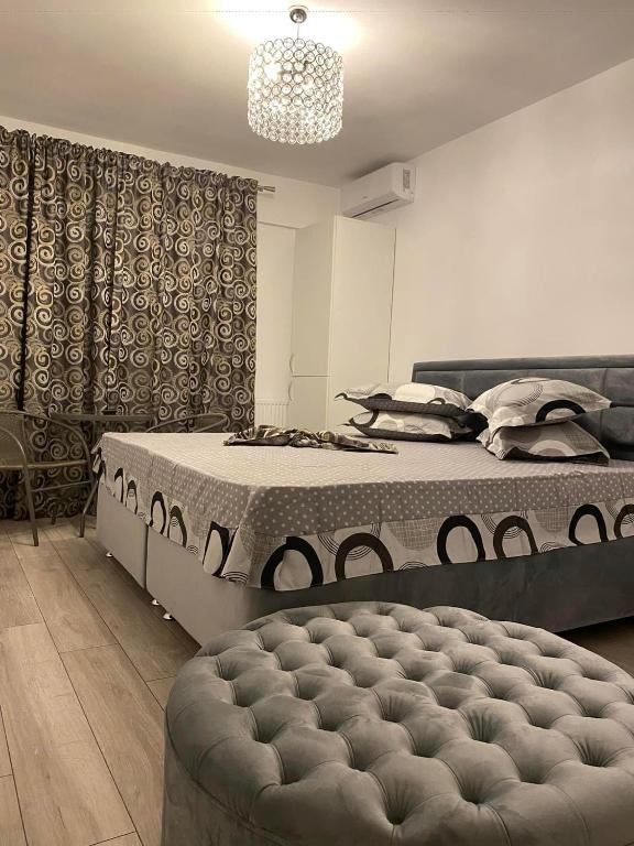 um quarto com 2 camas e um sofá em Luxury by SARAY em Eforie Nord