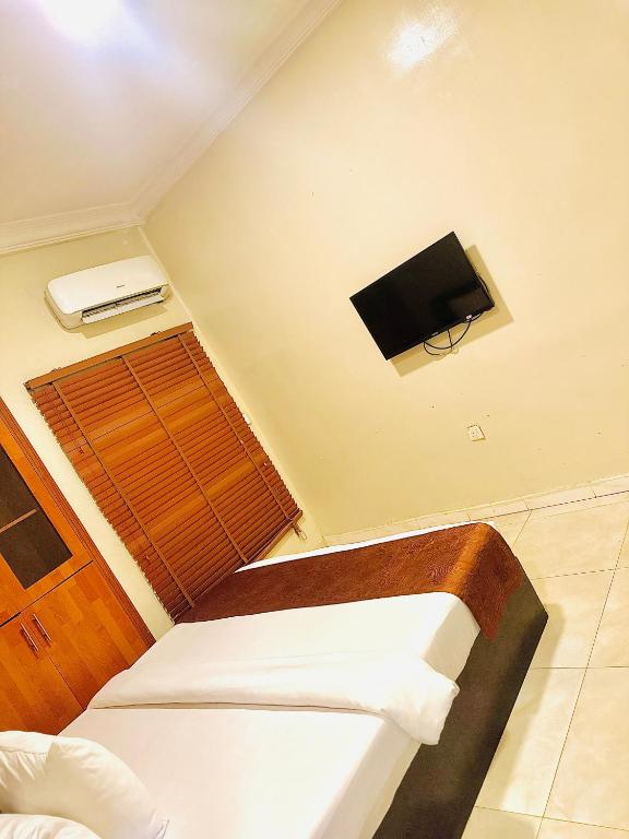TV a/nebo společenská místnost v ubytování Posh Hotel and Suites Ikeja