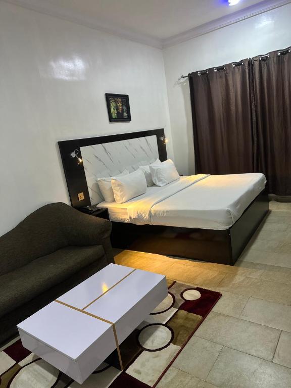 Postel nebo postele na pokoji v ubytování Posh Hotel and Suites Ikeja