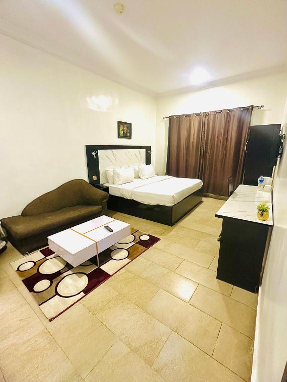 Postel nebo postele na pokoji v ubytování Posh Hotel and Suites Ikeja