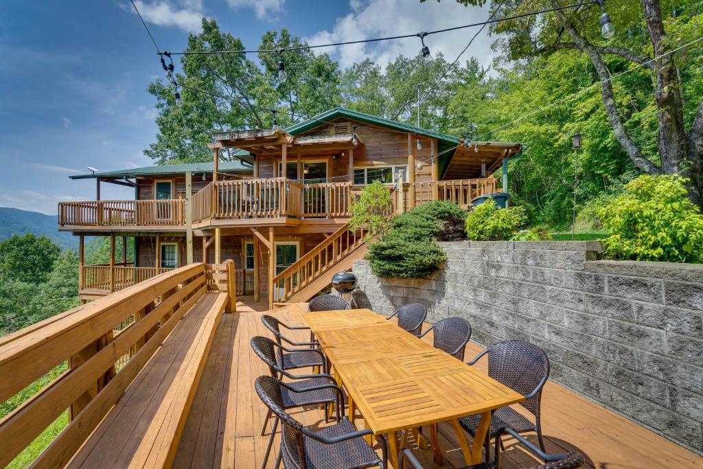 Skyview Retreat Cabin with Mountain Views!, Robbinsville (updated