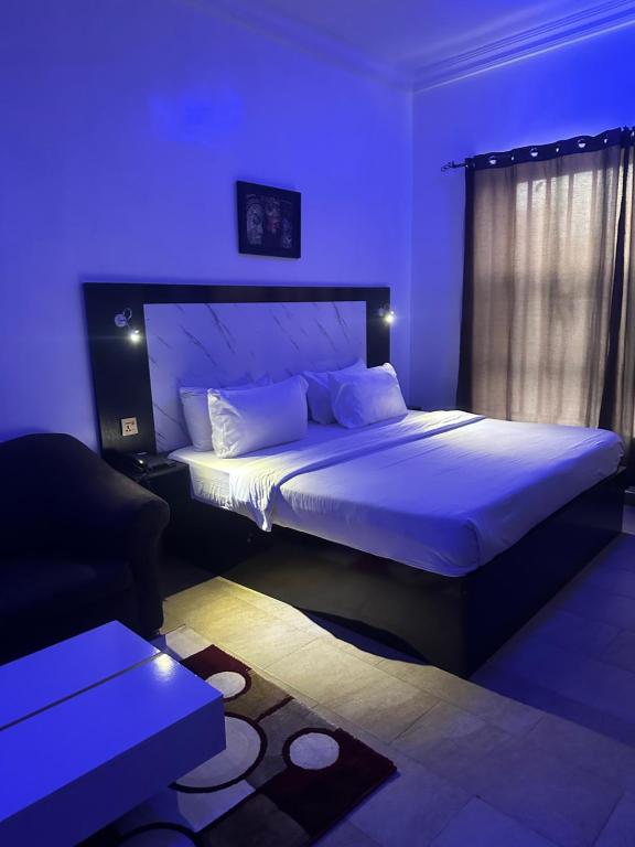 Postel nebo postele na pokoji v ubytování Posh Hotel and Suites Ikeja