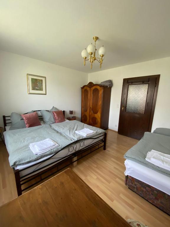 Postel nebo postele na pokoji v ubytování Gemütliches Haus in Seewalchen am Attersee