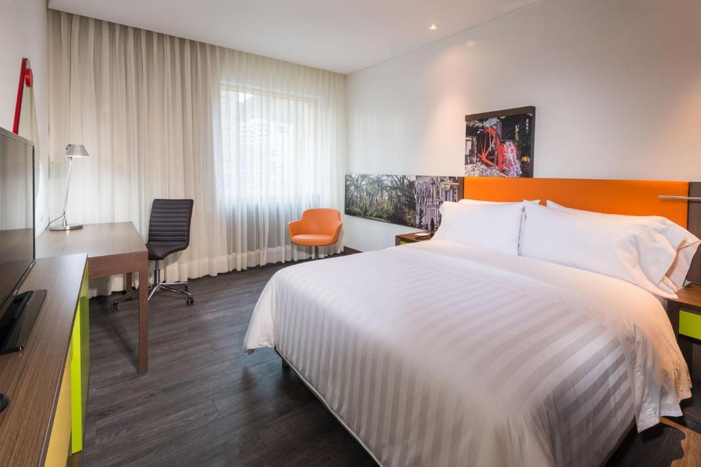 Una cama o camas en una habitación de Hampton by Hilton Cali