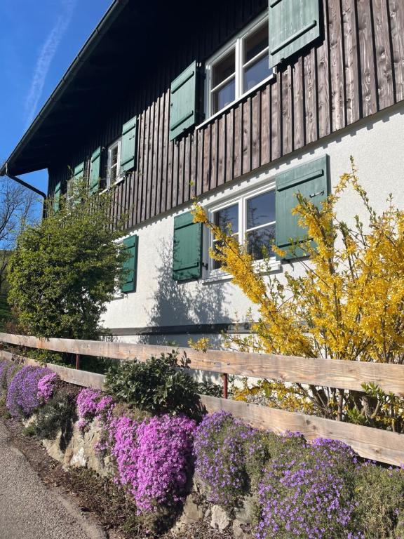 Κήπος έξω από το Stilvolles Ferienhaus Chalet 1750 im Allgäu - 200qm - beste Ausstattung - traumhafter Blick - bis 8 Personen
