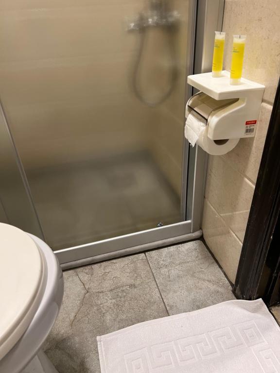 Koupelna v ubytování Sandra Hotel