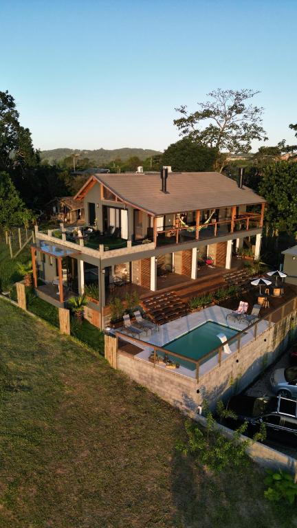een luchtfoto van een huis met een zwembad bij VENTO TERRAL SURF STUDIOS in Imbituba