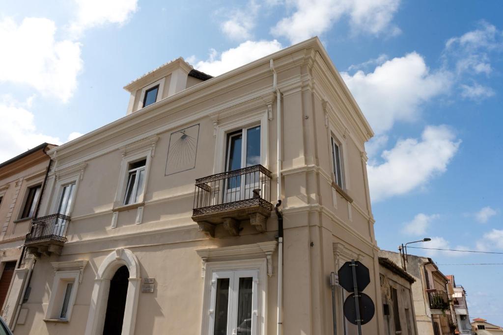 un edificio blanco con balcón en la parte superior en Residenza La Meridiana, en Briatico