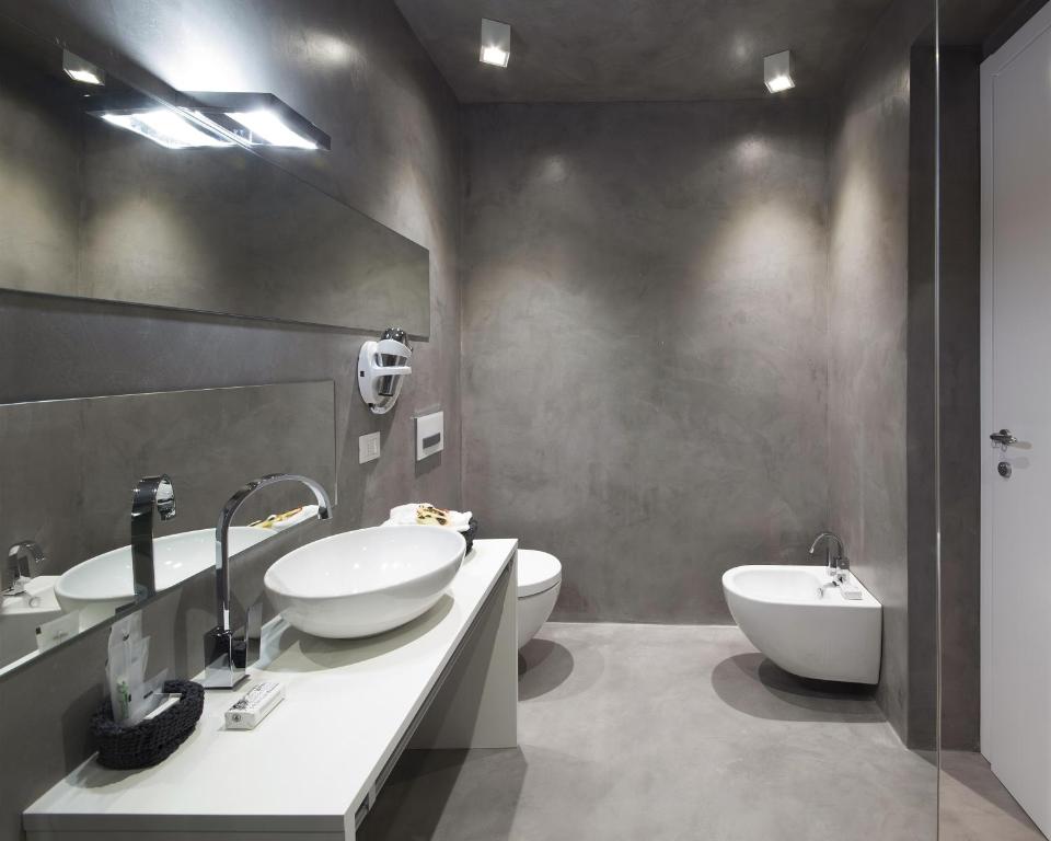 a bathroom with two sinks and two toilets at Como Luxury Rooms in Como