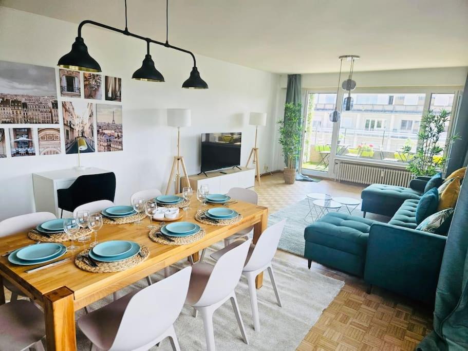 een eetkamer en een woonkamer met een houten tafel en stoelen bij 3 bedrooms in belair with Terrace&Parking - 10 in Hollerich