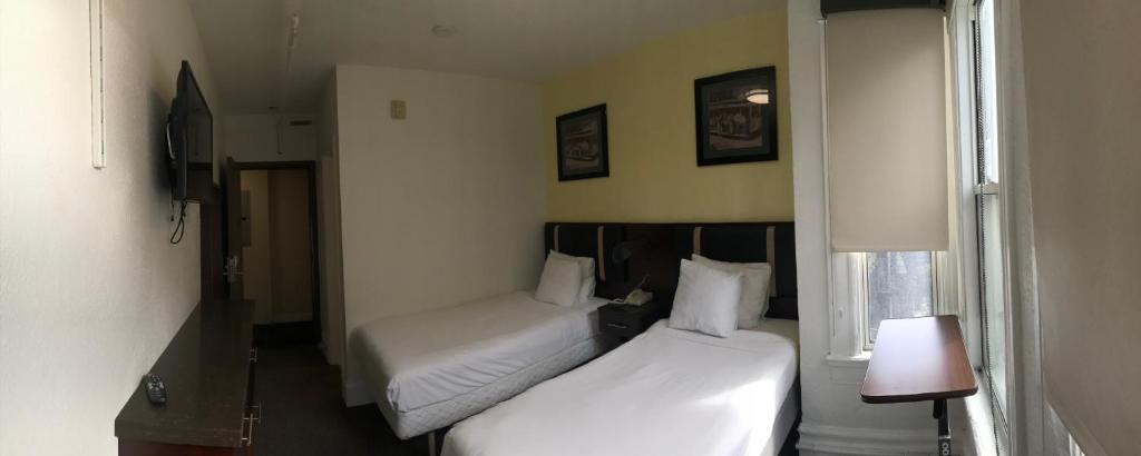 Säng eller sängar i ett rum på Casa Loma Hotel