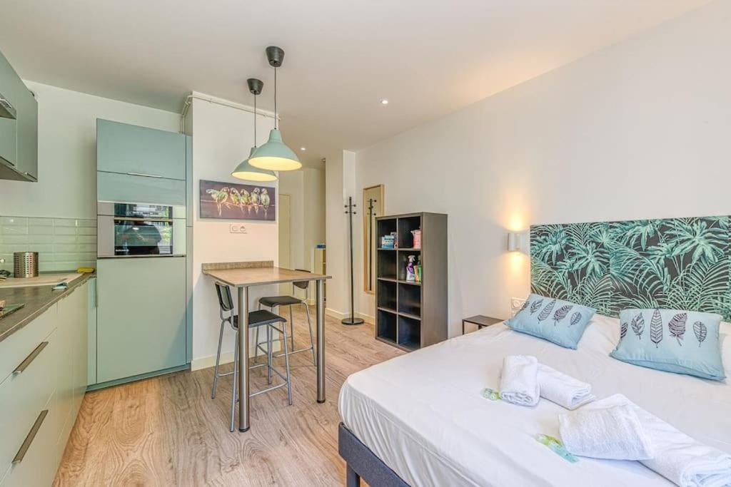 une chambre avec un grand lit et une cuisine dans l'établissement 44 Foch - 1, à Grenoble