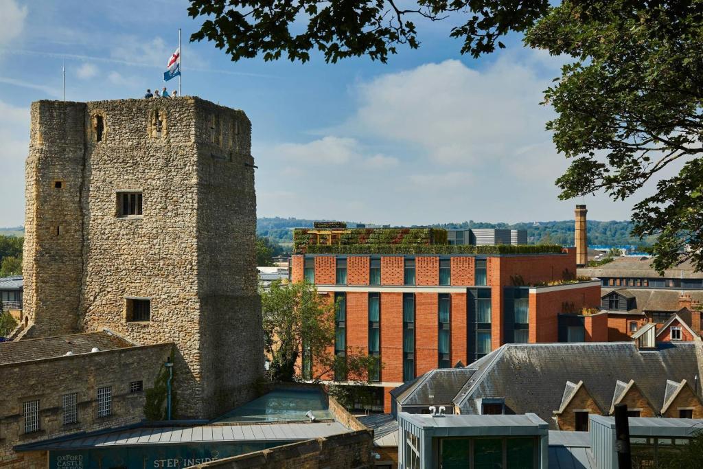 ein altes Schloss mit einer Flagge darüber in der Unterkunft Courtyard by Marriott Oxford City Centre in Oxford