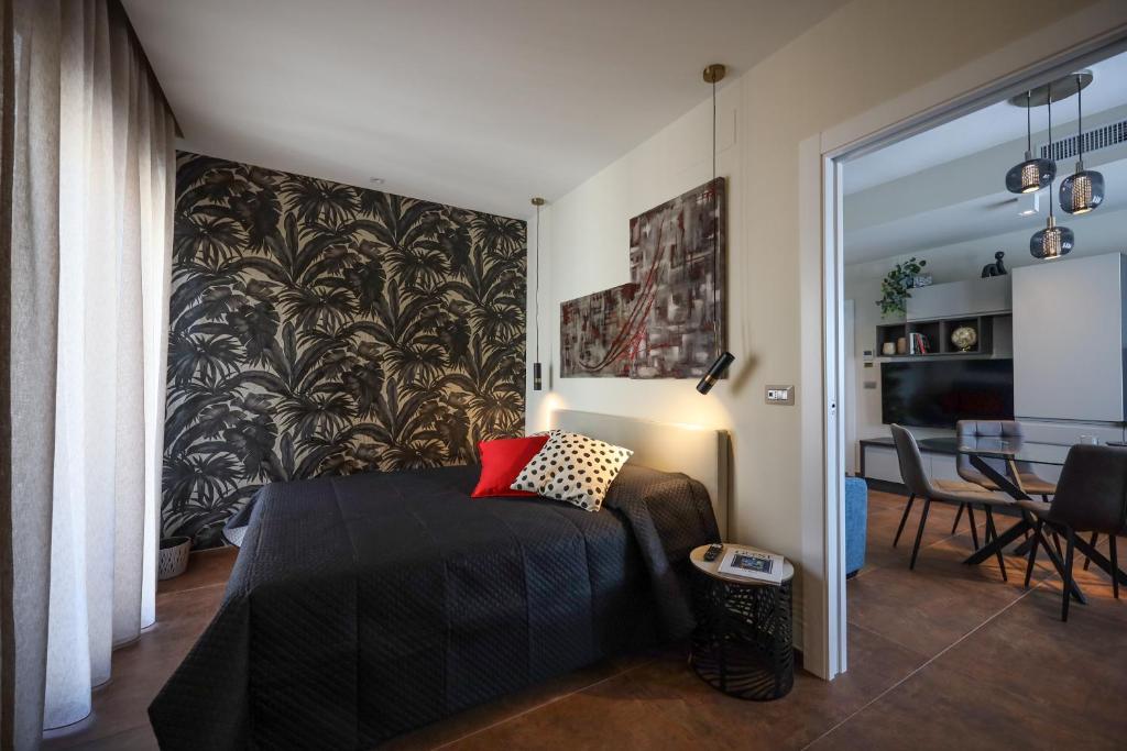 - une chambre avec un lit et une salle à manger dans l'établissement VISCONTI 46 Central Apartments, à Bari