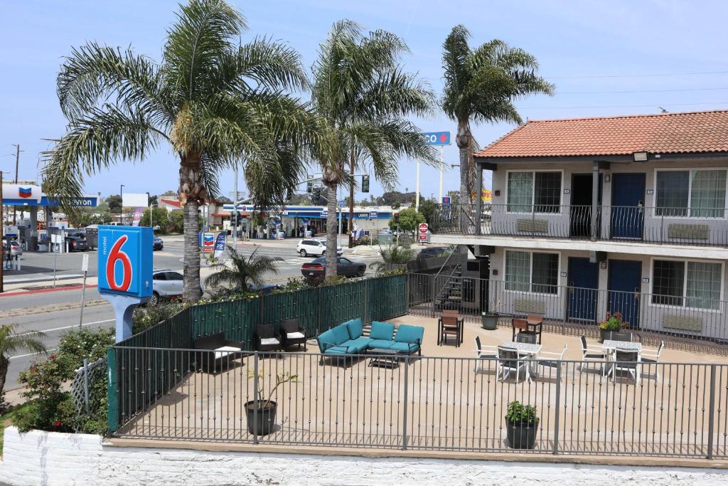een smeedijzeren hek met stoelen en tafels voor een huis bij Motel 6-San Diego, CA - Southbay in Chula Vista