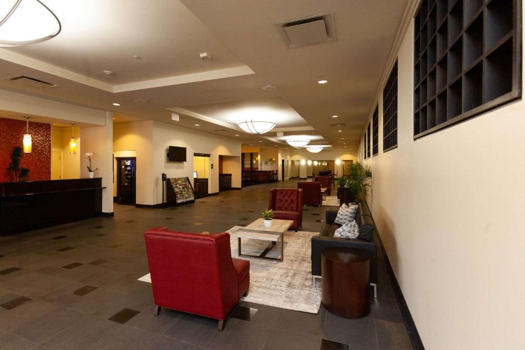 un hall d'un hôpital avec des chaises et une salle d'attente dans l'établissement Clarion Hotel New Orleans - Airport & Conference Center, à Kenner