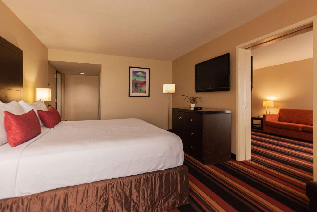 Clarion Hotel New Orleans: Your Ultimate Stay Guide!