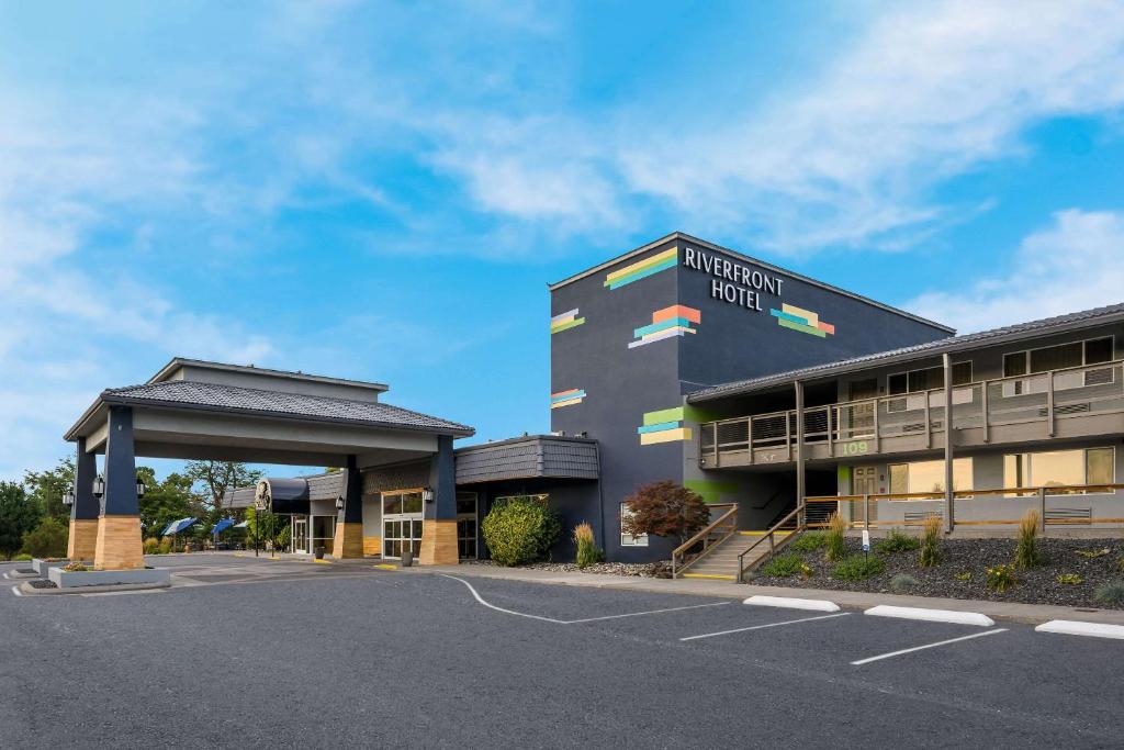 a building with a parking lot in front of it at Richland Riverfront Hotel, Ascend Hotel Collection in Richland