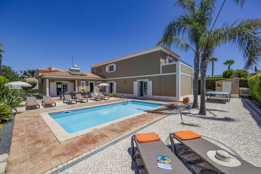 uma villa com uma piscina e uma casa em Villa Teotel by Villa Plus em Almancil
