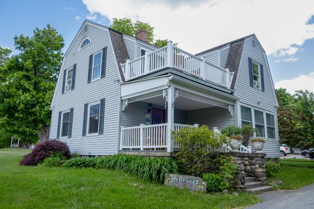 Casa bianca con veranda e balcone. di Heathwood Inn a Bar Harbor