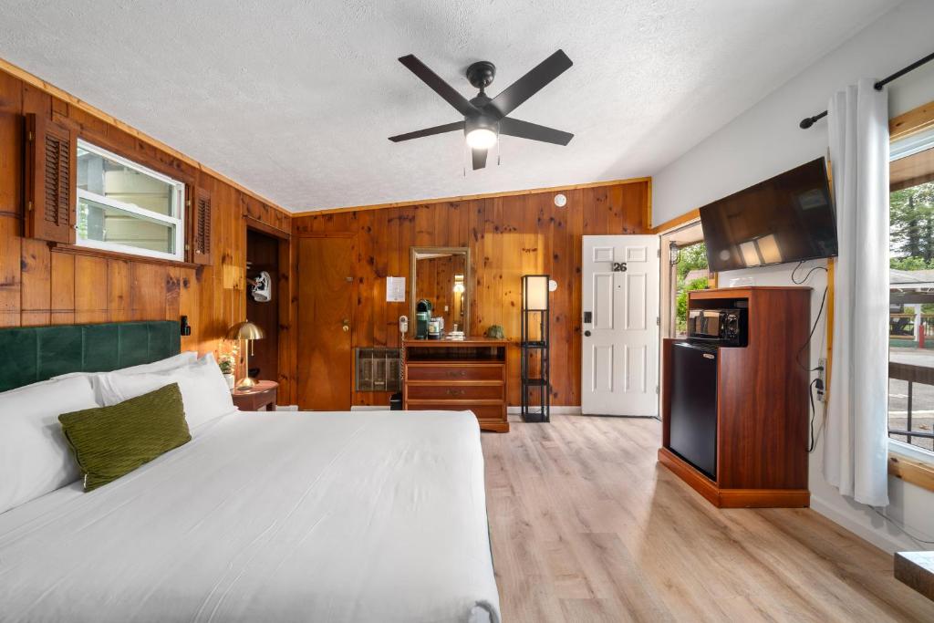 CedarWood Inn - Sala De Reina De Lujo