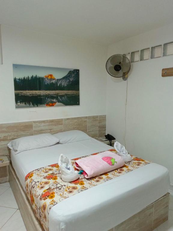 Postel nebo postele na pokoji v ubytování Hotel Brisas MEDELLIN