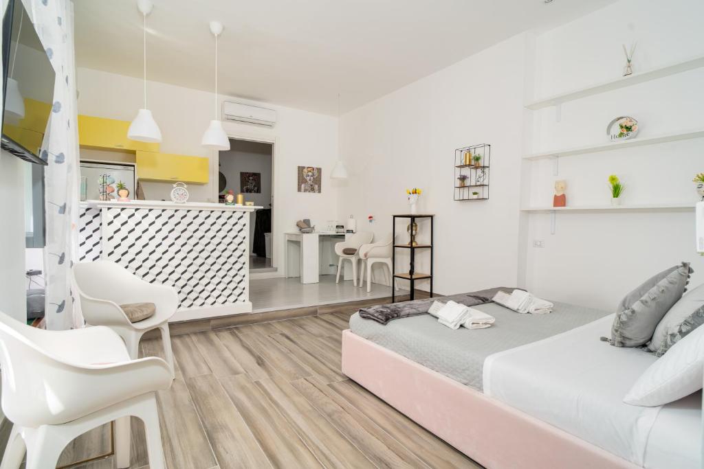 ein Schlafzimmer mit 2 Betten und ein Wohnzimmer in der Unterkunft Maison 31 in Santa Marinella