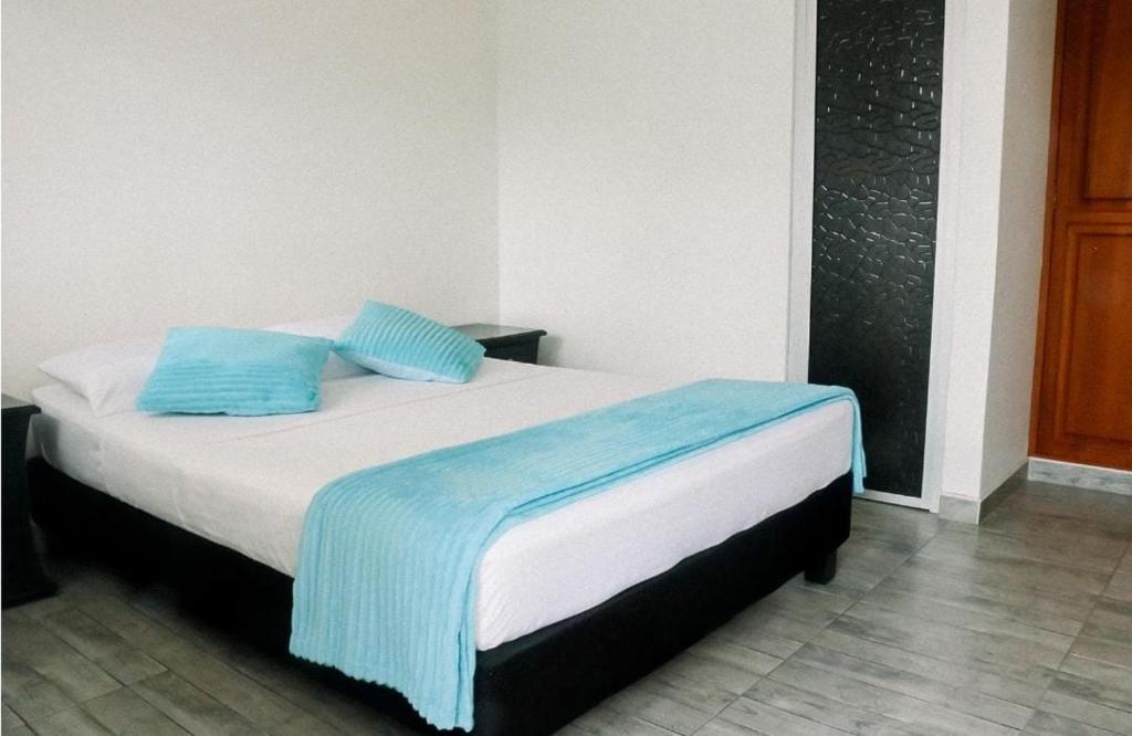Postel nebo postele na pokoji v ubytování Victoria Imperial Hotel