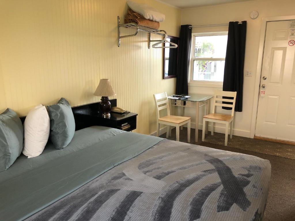 Postel nebo postele na pokoji v ubytování Creston Valley Motel